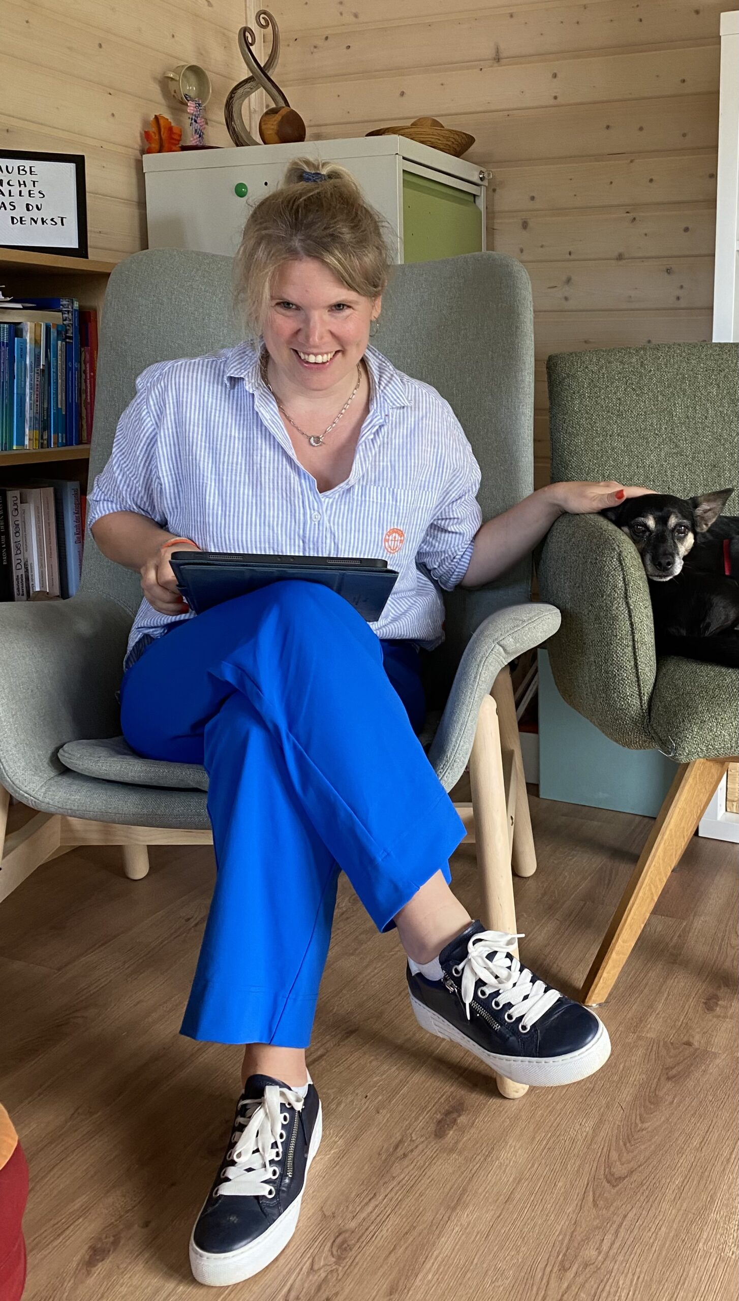 Dr. Kristina Barnikol im Gespräch, mit Tablet und Hund Kalle